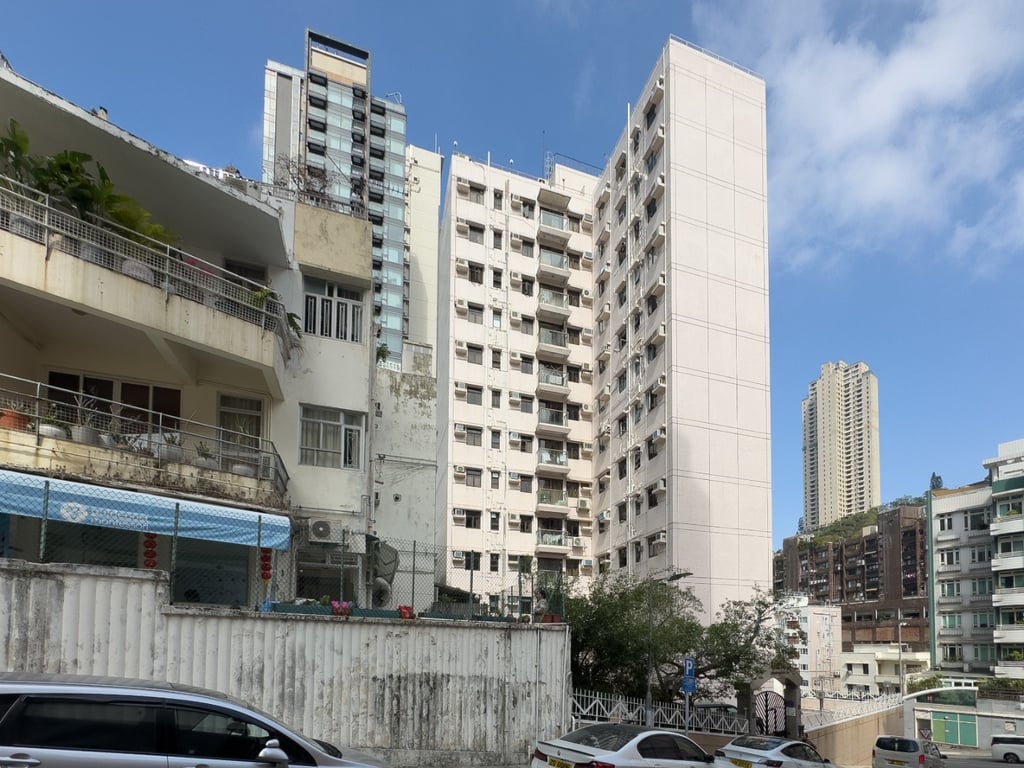 https://img.propertyraptor.com/cdn-cgi/imagedelivery/KD5bF_AFL0JDTbKLWF7z9g/ap8/ap8_001/hornet/prp/img/18c7bbcd5c106bd0e5b1dc2e29ba11c5-wtm.jpg/public