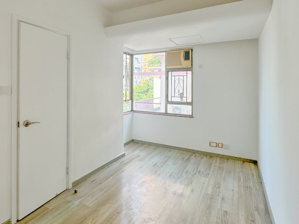 https://img.propertyraptor.com/cdn-cgi/imagedelivery/KD5bF_AFL0JDTbKLWF7z9g/ap8/ap8_001/hornet/prp/img/1902144ce0dfd5db28317f80721776e3.jpg/public
