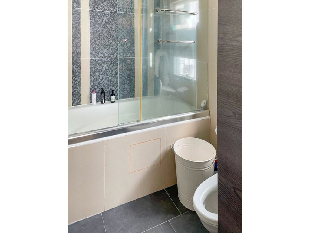 https://img.propertyraptor.com/cdn-cgi/imagedelivery/KD5bF_AFL0JDTbKLWF7z9g/ap8/ap8_001/hornet/prp/img/1953880b9873e182047e43147a841e52.jpg/public