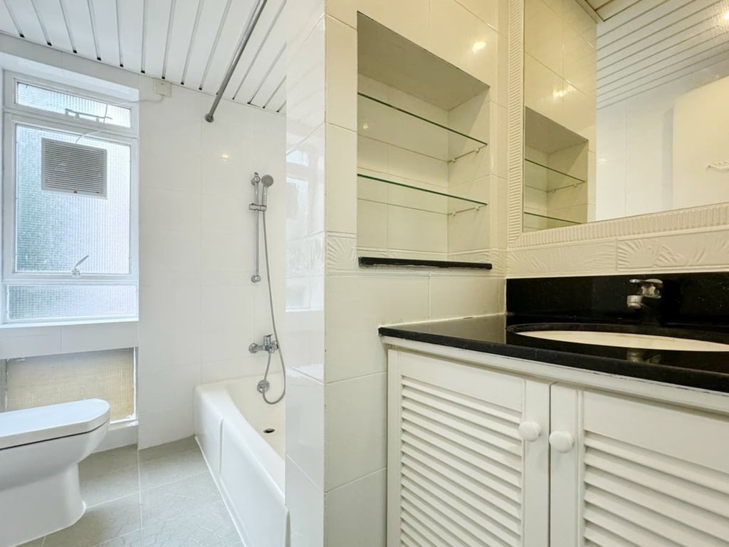 https://img.propertyraptor.com/cdn-cgi/imagedelivery/KD5bF_AFL0JDTbKLWF7z9g/ap8/ap8_001/hornet/prp/img/196d1c1e77ea204a6db3f8cef7a9d1cd.jpg/public