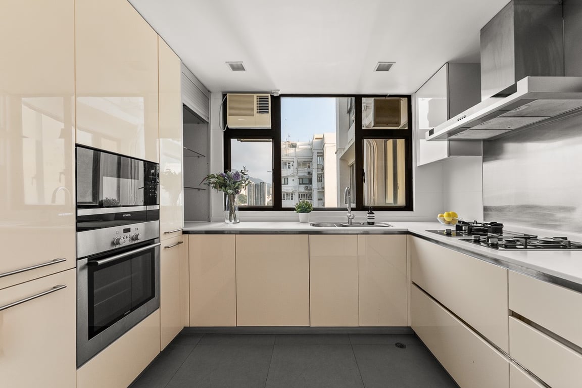 https://img.propertyraptor.com/cdn-cgi/imagedelivery/KD5bF_AFL0JDTbKLWF7z9g/ap8/ap8_001/hornet/prp/img/198d8f614f63bab97a1755963eee70ea-wtm.jpg/public
