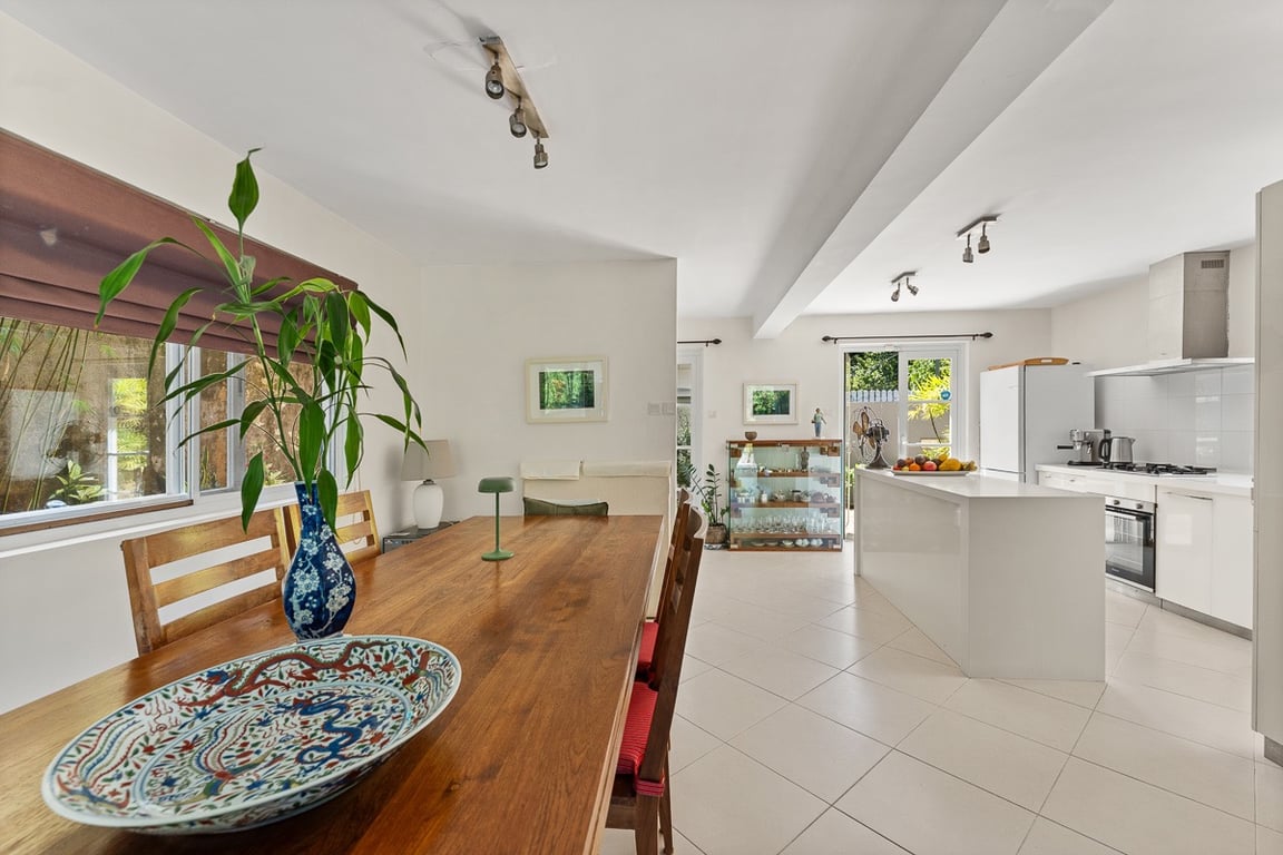 https://img.propertyraptor.com/cdn-cgi/imagedelivery/KD5bF_AFL0JDTbKLWF7z9g/ap8/ap8_001/hornet/prp/img/19bbc020a3df0b25d47226dc853a6aad-wtm.jpg/public