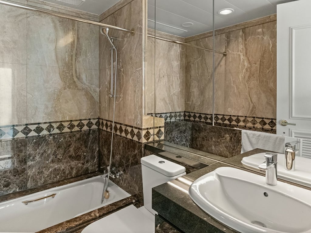 https://img.propertyraptor.com/cdn-cgi/imagedelivery/KD5bF_AFL0JDTbKLWF7z9g/ap8/ap8_001/hornet/prp/img/19c50234831be8d439bf6bc16130571e.jpg/public