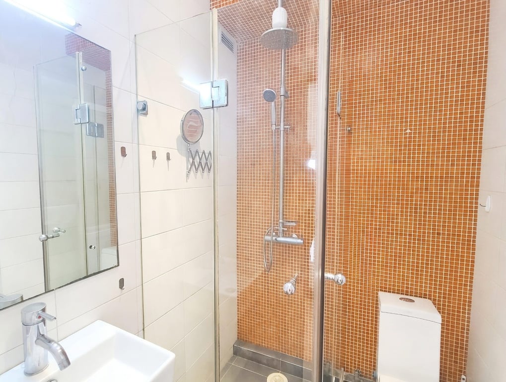 https://img.propertyraptor.com/cdn-cgi/imagedelivery/KD5bF_AFL0JDTbKLWF7z9g/ap8/ap8_001/hornet/prp/img/1a4d94bb3db1eaada5f1b126151a3e6c-wtm.jpg/public