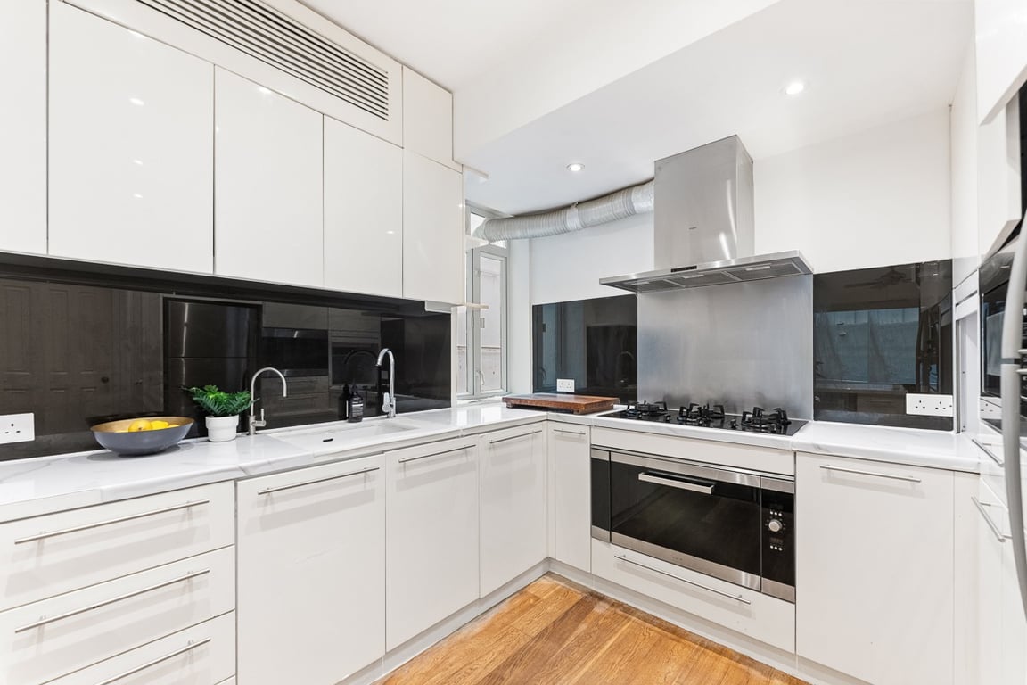 https://img.propertyraptor.com/cdn-cgi/imagedelivery/KD5bF_AFL0JDTbKLWF7z9g/ap8/ap8_001/hornet/prp/img/1a67193490299045dadee62714d493ec-wtm.jpg/public