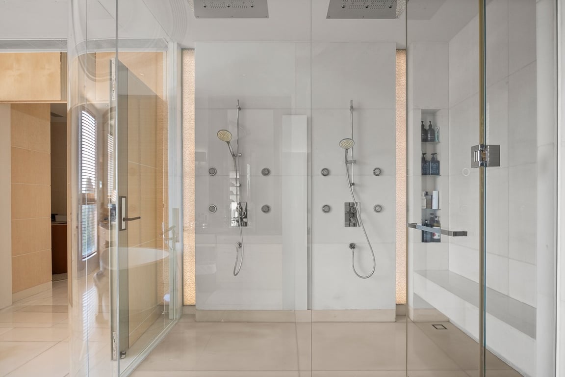 https://img.propertyraptor.com/cdn-cgi/imagedelivery/KD5bF_AFL0JDTbKLWF7z9g/ap8/ap8_001/hornet/prp/img/1ab441c956a69f43e82abf1590b3fad5-wtm.jpg/public