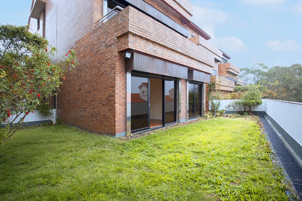 https://img.propertyraptor.com/cdn-cgi/imagedelivery/KD5bF_AFL0JDTbKLWF7z9g/ap8/ap8_001/hornet/prp/img/1ae79901ac721d195fb7de735e833922-wtm.jpg/public