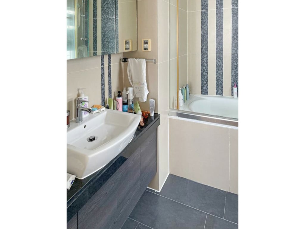 https://img.propertyraptor.com/cdn-cgi/imagedelivery/KD5bF_AFL0JDTbKLWF7z9g/ap8/ap8_001/hornet/prp/img/1b188f58f815275f1d887b30cbc27403.jpg/public