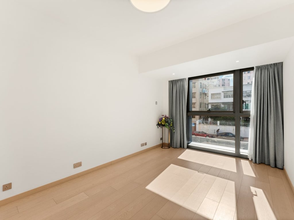 https://img.propertyraptor.com/cdn-cgi/imagedelivery/KD5bF_AFL0JDTbKLWF7z9g/ap8/ap8_001/hornet/prp/img/1b42056ccfe6ff006203f34eb27b252f-wtm.jpg/public