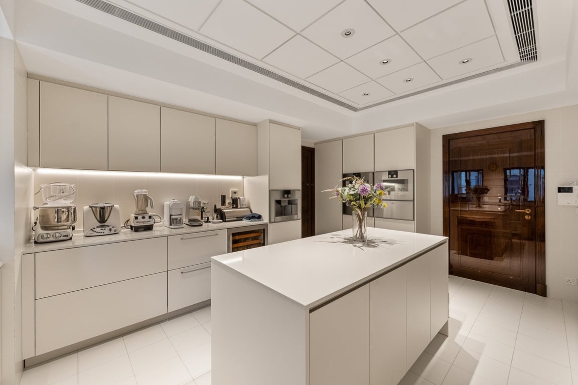 https://img.propertyraptor.com/cdn-cgi/imagedelivery/KD5bF_AFL0JDTbKLWF7z9g/ap8/ap8_001/hornet/prp/img/1b5941048c821623c5bb75616d3d443e-wtm.jpg/public