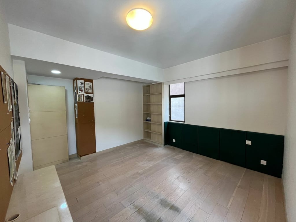 https://img.propertyraptor.com/cdn-cgi/imagedelivery/KD5bF_AFL0JDTbKLWF7z9g/ap8/ap8_001/hornet/prp/img/1b5a1deffcfc9295f2975209d025e439-wtm.jpg/public