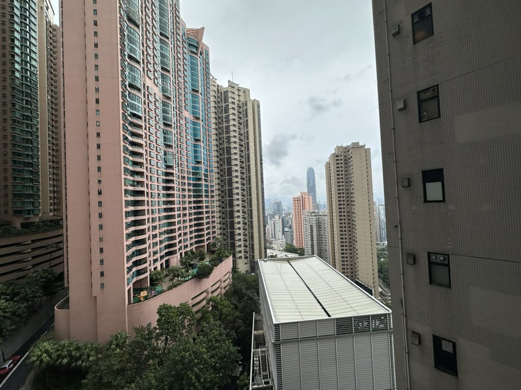 https://img.propertyraptor.com/cdn-cgi/imagedelivery/KD5bF_AFL0JDTbKLWF7z9g/ap8/ap8_001/hornet/prp/img/1b846f0f6ee89e82211bf1a81283242b.jpg/public