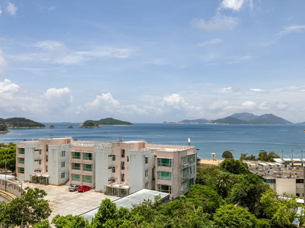 https://img.propertyraptor.com/cdn-cgi/imagedelivery/KD5bF_AFL0JDTbKLWF7z9g/ap8/ap8_001/hornet/prp/img/1b8855a782479b2c6026a3938ee536ac.jpg/public