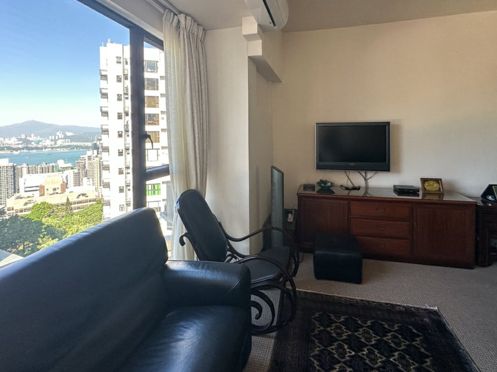 https://img.propertyraptor.com/cdn-cgi/imagedelivery/KD5bF_AFL0JDTbKLWF7z9g/ap8/ap8_001/hornet/prp/img/1b8c2c16f22a79a67220ba194febb1ca.jpg/public