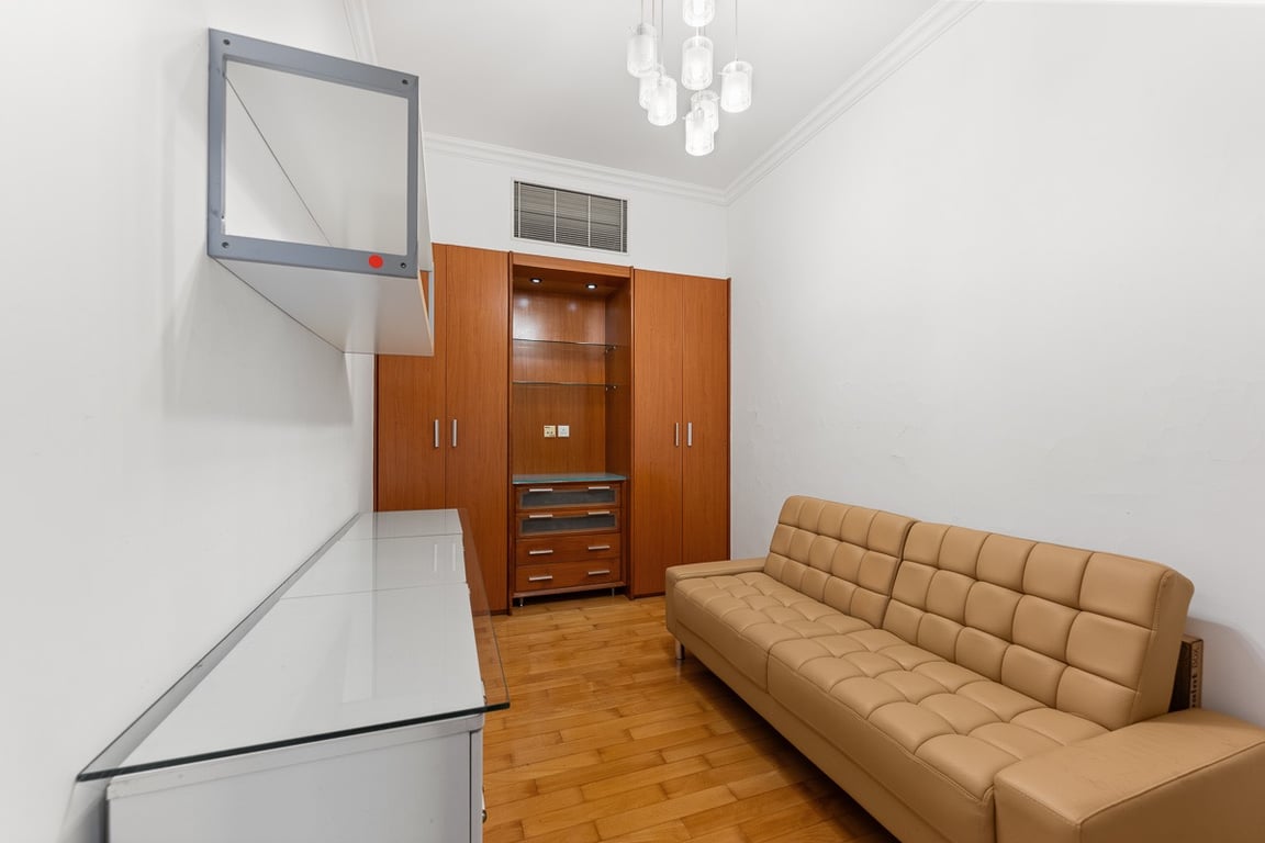 https://img.propertyraptor.com/cdn-cgi/imagedelivery/KD5bF_AFL0JDTbKLWF7z9g/ap8/ap8_001/hornet/prp/img/1bdae5260e5a215644adef636dec070d-wtm.jpg/public