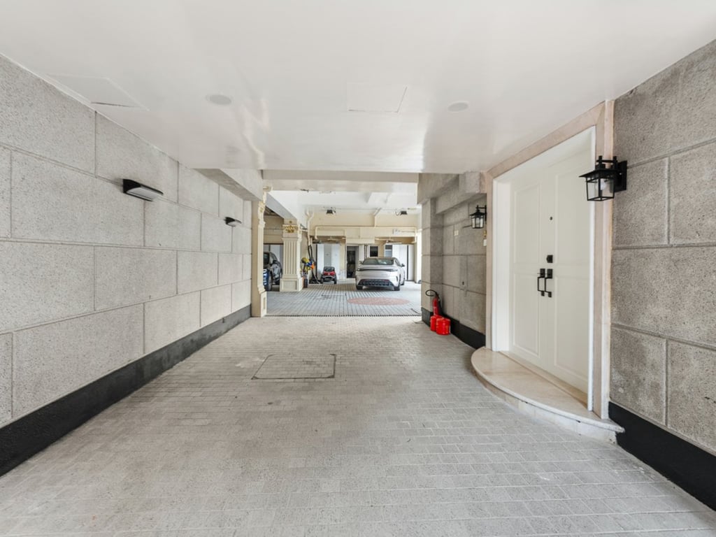 https://img.propertyraptor.com/cdn-cgi/imagedelivery/KD5bF_AFL0JDTbKLWF7z9g/ap8/ap8_001/hornet/prp/img/1c147c441c52d319b0f51c843eeabe91-wtm.jpg/public