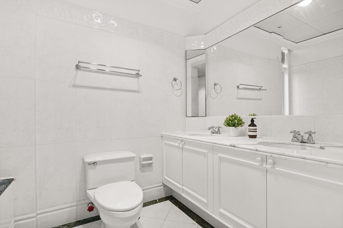 https://img.propertyraptor.com/cdn-cgi/imagedelivery/KD5bF_AFL0JDTbKLWF7z9g/ap8/ap8_001/hornet/prp/img/1c19ad7e83989507bd45142c163a3e02-wtm.jpg/public