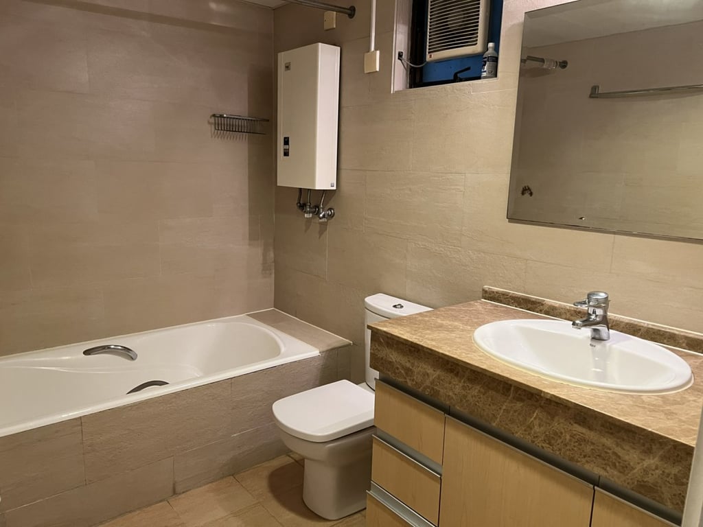 https://img.propertyraptor.com/cdn-cgi/imagedelivery/KD5bF_AFL0JDTbKLWF7z9g/ap8/ap8_001/hornet/prp/img/1c421cb3c23b628f0e95e1ff8cc51678.jpg/public