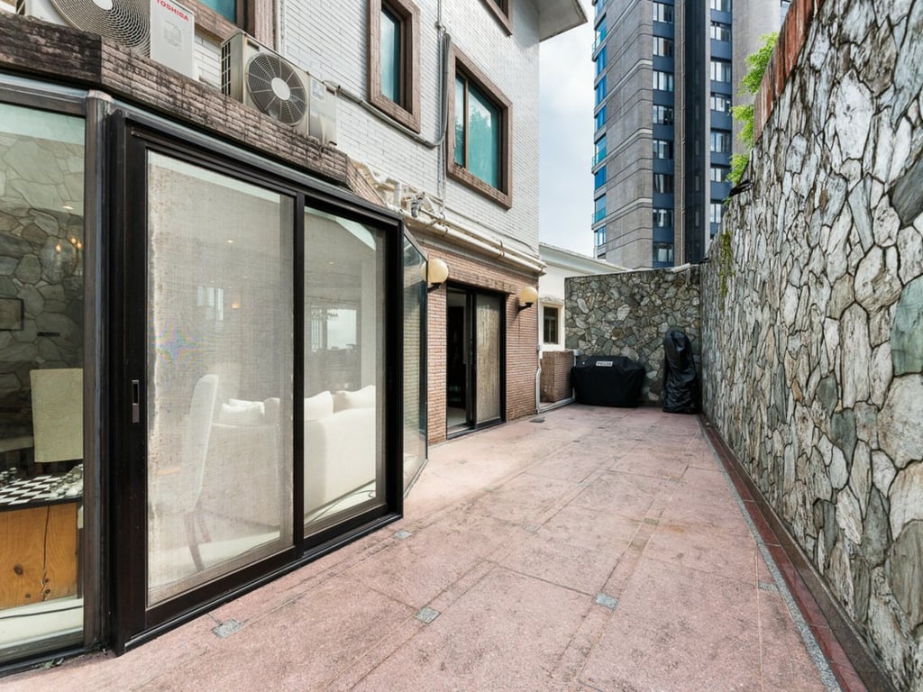 https://img.propertyraptor.com/cdn-cgi/imagedelivery/KD5bF_AFL0JDTbKLWF7z9g/ap8/ap8_001/hornet/prp/img/1c60db89a4ba8bf0f935584dcf18d002-wtm.jpg/public