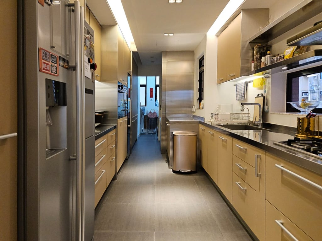 https://img.propertyraptor.com/cdn-cgi/imagedelivery/KD5bF_AFL0JDTbKLWF7z9g/ap8/ap8_001/hornet/prp/img/1cc81a6d96acdd27e71847c85fb866ad-wtm.jpg/public