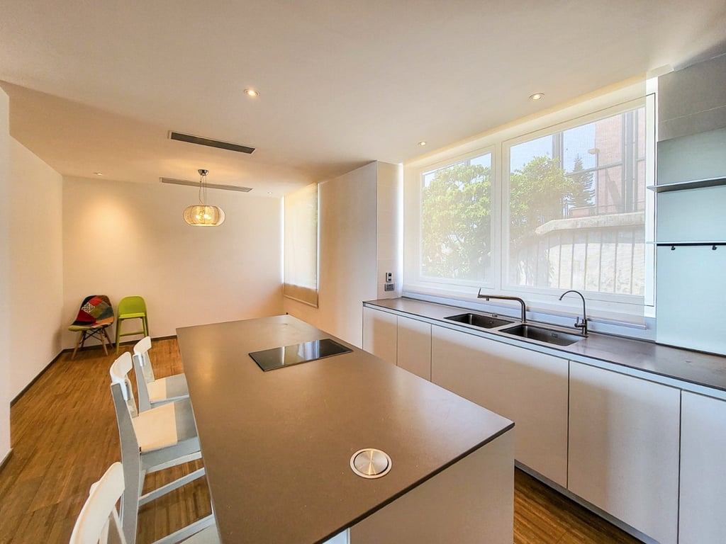 https://img.propertyraptor.com/cdn-cgi/imagedelivery/KD5bF_AFL0JDTbKLWF7z9g/ap8/ap8_001/hornet/prp/img/1cd7a1f425f31c4e53fca476c8171a1f-wtm.jpg/public
