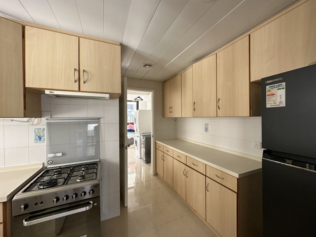https://img.propertyraptor.com/cdn-cgi/imagedelivery/KD5bF_AFL0JDTbKLWF7z9g/ap8/ap8_001/hornet/prp/img/1d13d2850bc8db20c3c678831ca3edf2.jpg/public