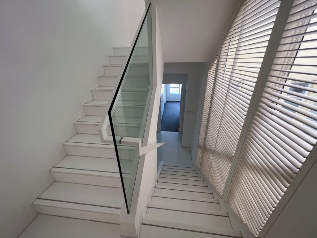 https://img.propertyraptor.com/cdn-cgi/imagedelivery/KD5bF_AFL0JDTbKLWF7z9g/ap8/ap8_001/hornet/prp/img/1d9ac7e12f508d03126e150194ff780c.jpg/public