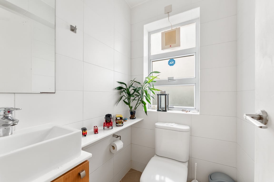 https://img.propertyraptor.com/cdn-cgi/imagedelivery/KD5bF_AFL0JDTbKLWF7z9g/ap8/ap8_001/hornet/prp/img/1db43eae50c5f7b30da60120fc873cee-wtm.jpg/public