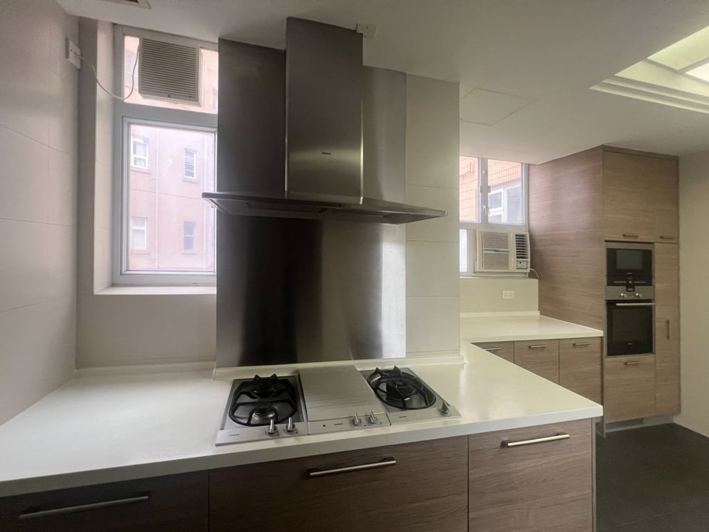 https://img.propertyraptor.com/cdn-cgi/imagedelivery/KD5bF_AFL0JDTbKLWF7z9g/ap8/ap8_001/hornet/prp/img/1de06bb3718a6ebfe304f09ce931536e.jpg/public
