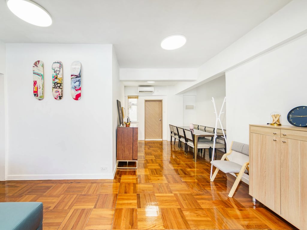 https://img.propertyraptor.com/cdn-cgi/imagedelivery/KD5bF_AFL0JDTbKLWF7z9g/ap8/ap8_001/hornet/prp/img/1e1ffb583a779687ce17ae7cfea0f25d.jpg/public
