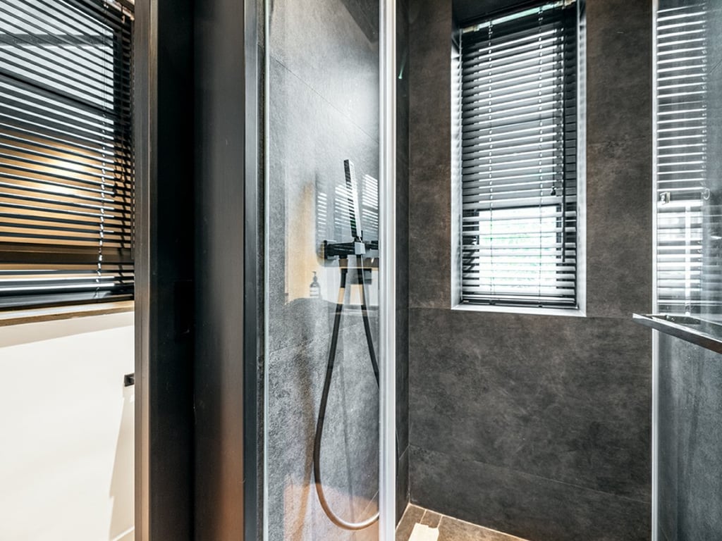 https://img.propertyraptor.com/cdn-cgi/imagedelivery/KD5bF_AFL0JDTbKLWF7z9g/ap8/ap8_001/hornet/prp/img/1e8819f14062603d6b06c6641d943219.jpg/public