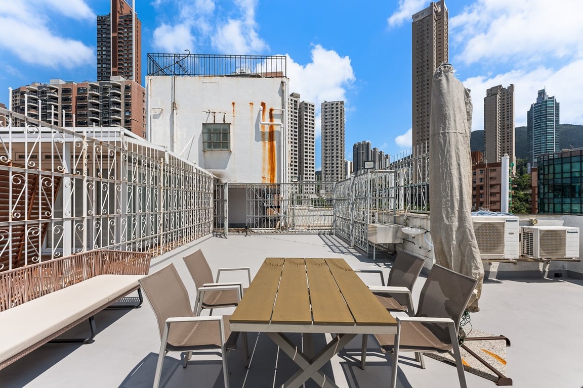 https://img.propertyraptor.com/cdn-cgi/imagedelivery/KD5bF_AFL0JDTbKLWF7z9g/ap8/ap8_001/hornet/prp/img/1e95bb40a79bb11d50f29511fc7afe0c-wtm.jpg/public