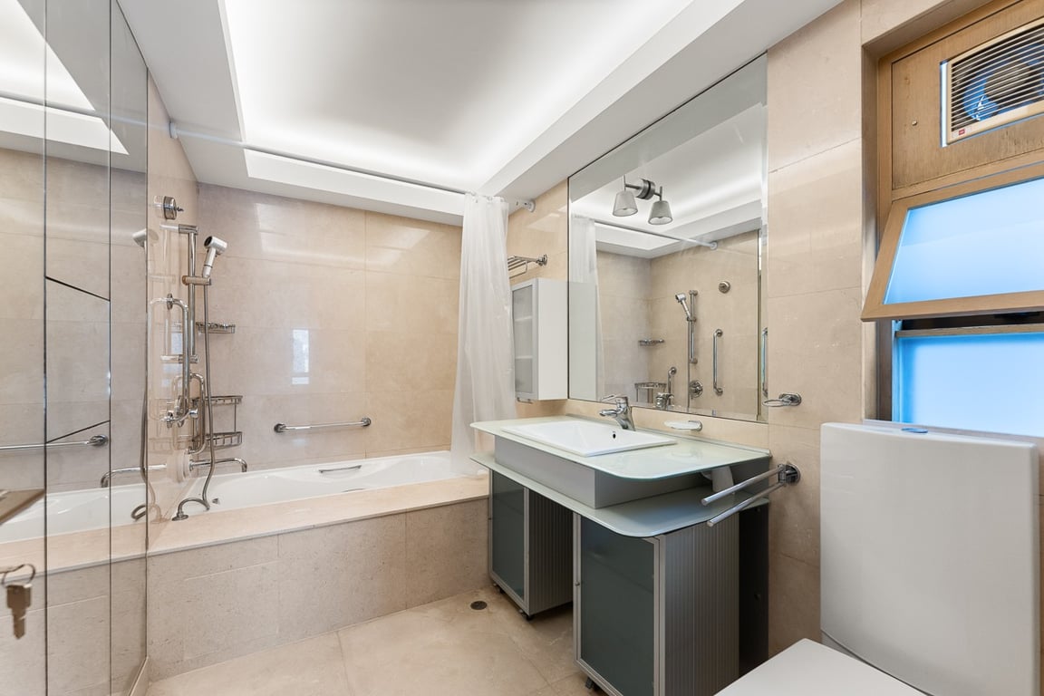 https://img.propertyraptor.com/cdn-cgi/imagedelivery/KD5bF_AFL0JDTbKLWF7z9g/ap8/ap8_001/hornet/prp/img/1e9c2787540e3ef784e63efb7dfa3863-wtm.jpg/public