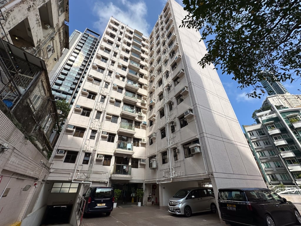 https://img.propertyraptor.com/cdn-cgi/imagedelivery/KD5bF_AFL0JDTbKLWF7z9g/ap8/ap8_001/hornet/prp/img/1ea8d1f2e1d8510c4ccca8e743192d80-wtm.jpg/public