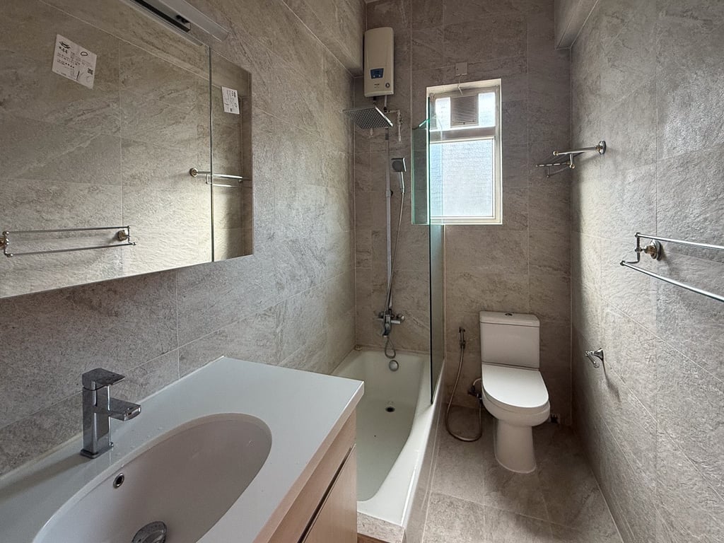 https://img.propertyraptor.com/cdn-cgi/imagedelivery/KD5bF_AFL0JDTbKLWF7z9g/ap8/ap8_001/hornet/prp/img/1ec615b39b3e35140377993eb74c09b5-wtm.jpg/public