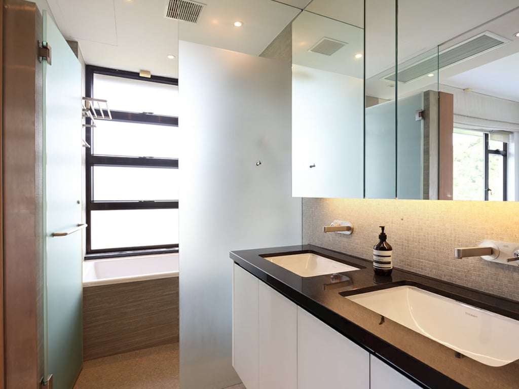 https://img.propertyraptor.com/cdn-cgi/imagedelivery/KD5bF_AFL0JDTbKLWF7z9g/ap8/ap8_001/hornet/prp/img/1ecbbd628a3647b922218b5d9c1ffb05.jpg/public