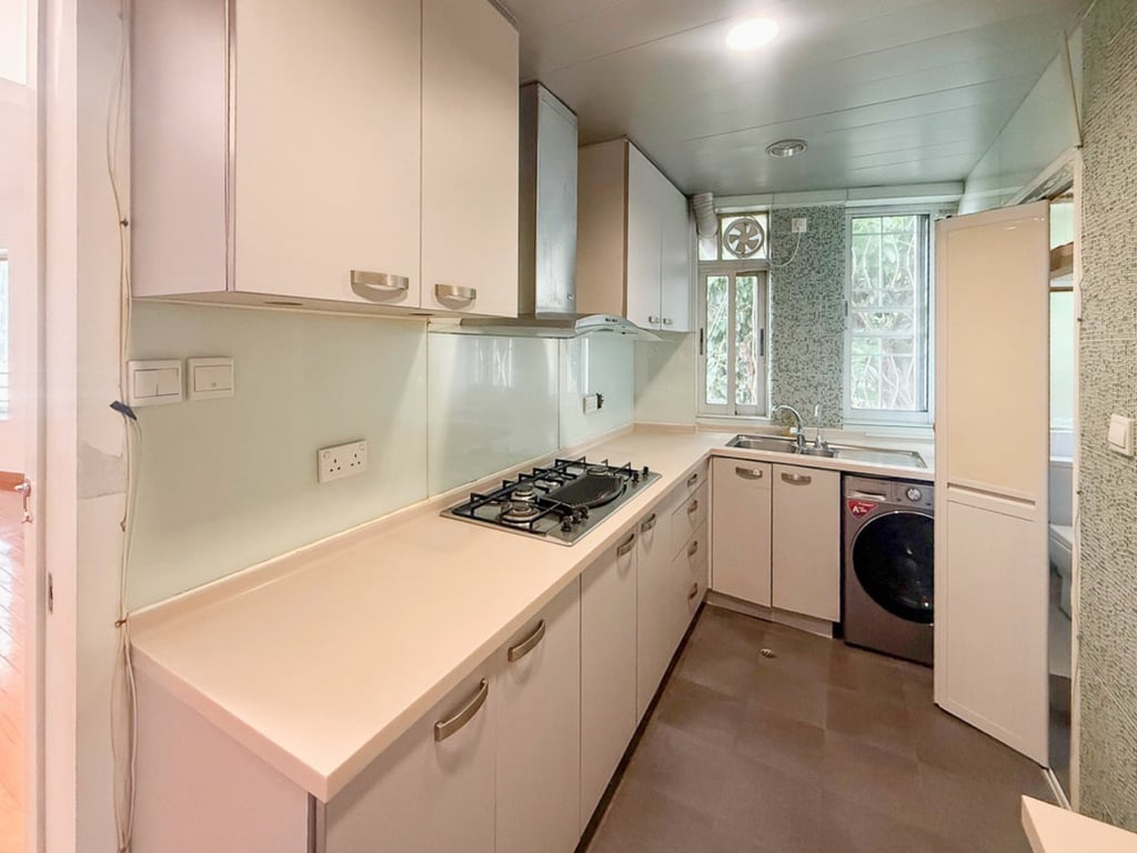 https://img.propertyraptor.com/cdn-cgi/imagedelivery/KD5bF_AFL0JDTbKLWF7z9g/ap8/ap8_001/hornet/prp/img/1ee01df76397d7a6837bb35ea4469bdc.jpg/public