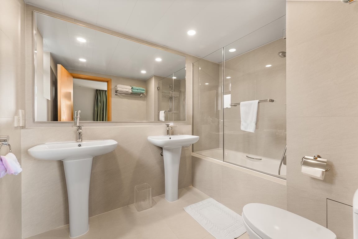 https://img.propertyraptor.com/cdn-cgi/imagedelivery/KD5bF_AFL0JDTbKLWF7z9g/ap8/ap8_001/hornet/prp/img/1ee3750c3050dadc68ee10fb0ff40827-wtm.jpg/public