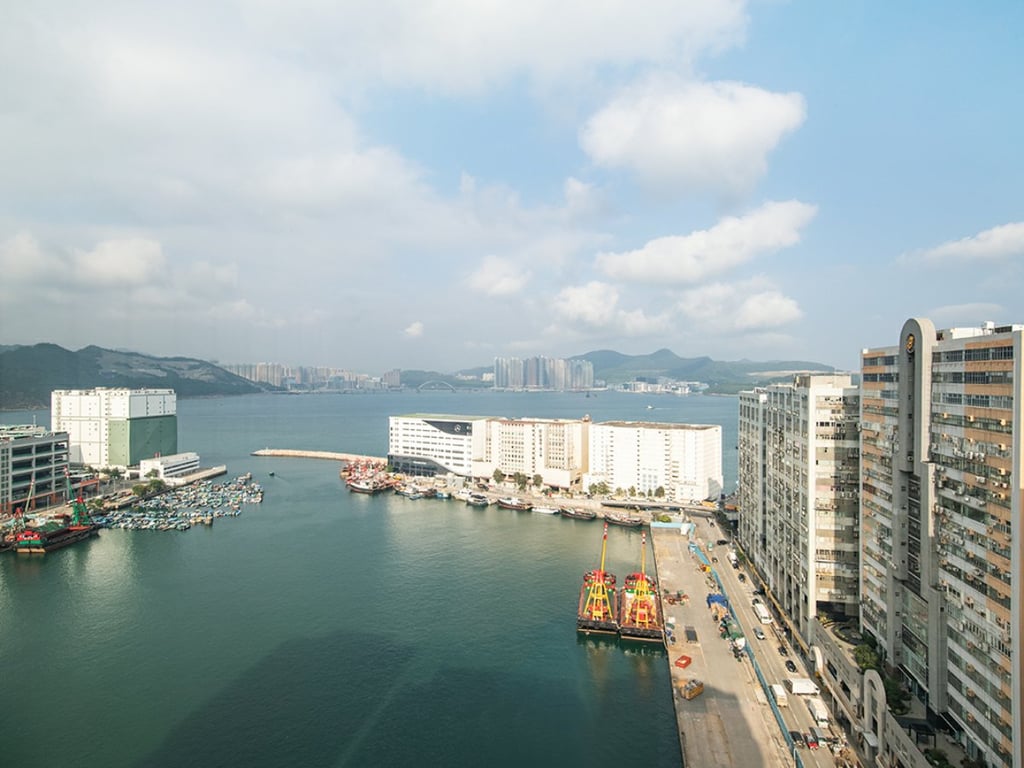 https://img.propertyraptor.com/cdn-cgi/imagedelivery/KD5bF_AFL0JDTbKLWF7z9g/ap8/ap8_001/hornet/prp/img/1ef00e5fbd532b6f1c8600425075144b.jpg/public