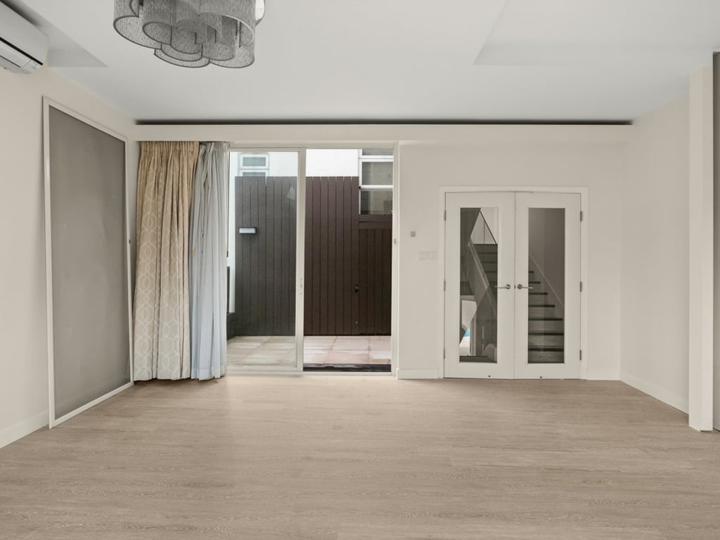 https://img.propertyraptor.com/cdn-cgi/imagedelivery/KD5bF_AFL0JDTbKLWF7z9g/ap8/ap8_001/hornet/prp/img/1efbb0f25499cde1fedaf4181f6494bd.jpg/public