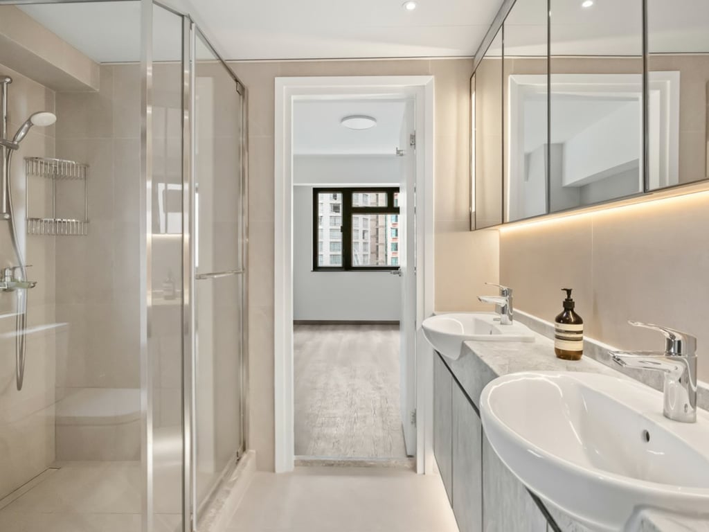 https://img.propertyraptor.com/cdn-cgi/imagedelivery/KD5bF_AFL0JDTbKLWF7z9g/ap8/ap8_001/hornet/prp/img/1f1d82ab73b821a1220a772562e136b7.jpg/public