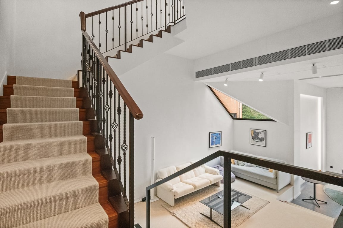 https://img.propertyraptor.com/cdn-cgi/imagedelivery/KD5bF_AFL0JDTbKLWF7z9g/ap8/ap8_001/hornet/prp/img/1f3129c43aa9b40d99ebe0f5d30885c3-wtm.jpg/public