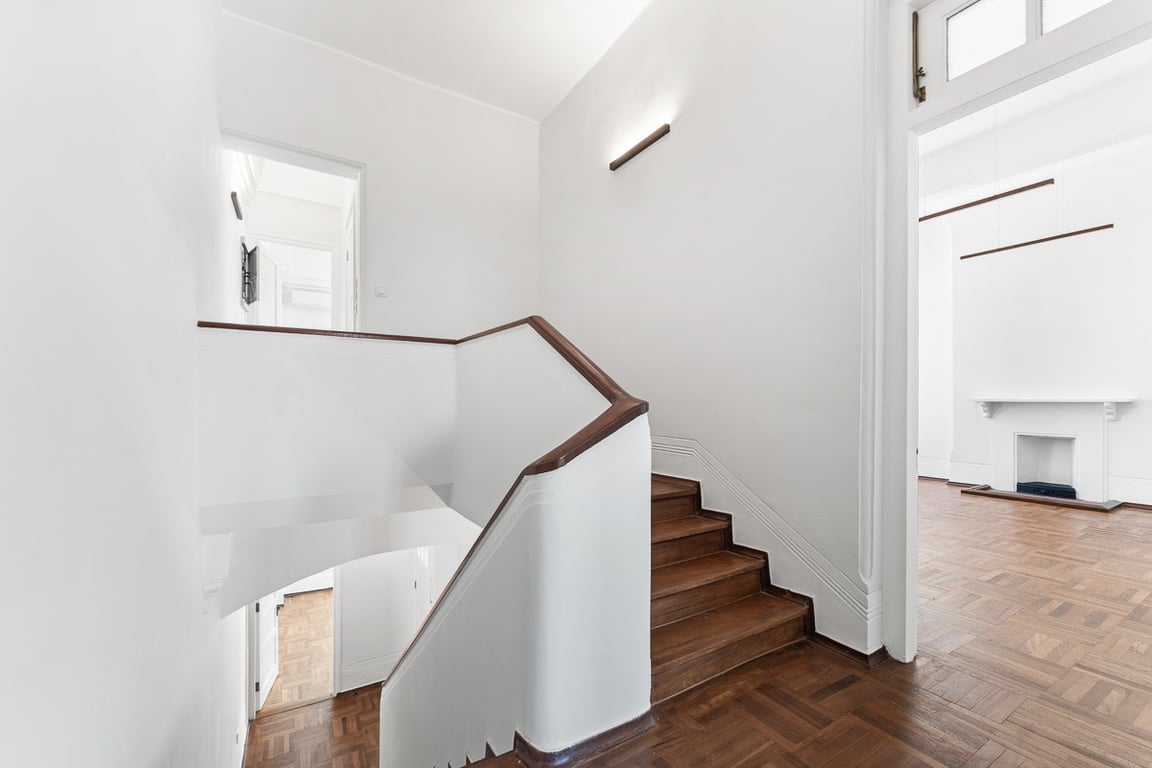 https://img.propertyraptor.com/cdn-cgi/imagedelivery/KD5bF_AFL0JDTbKLWF7z9g/ap8/ap8_001/hornet/prp/img/1f7a62f8fdc855384fdfb5666857fb5a-wtm.jpg/public