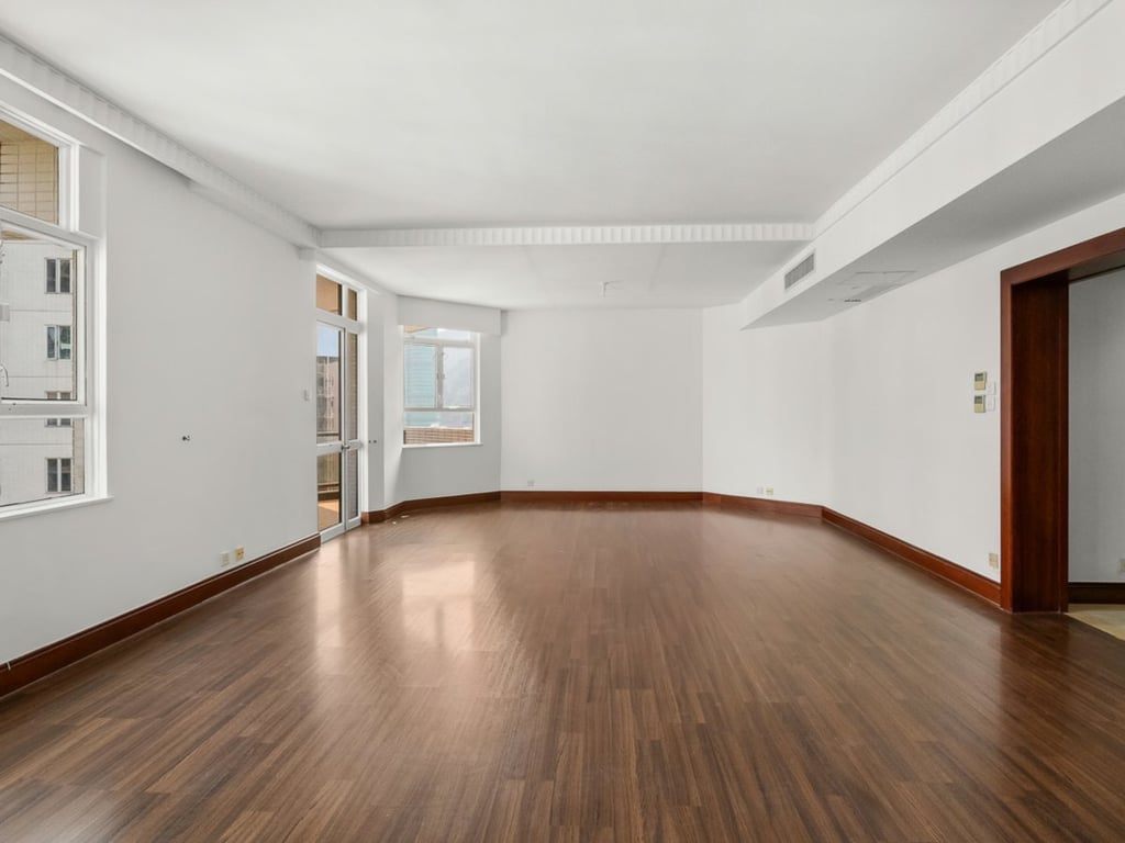 https://img.propertyraptor.com/cdn-cgi/imagedelivery/KD5bF_AFL0JDTbKLWF7z9g/ap8/ap8_001/hornet/prp/img/1fa9a805770aca7606bf36cbbeab79f5.jpg/public