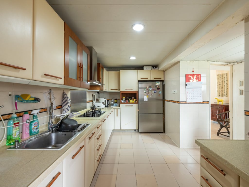 https://img.propertyraptor.com/cdn-cgi/imagedelivery/KD5bF_AFL0JDTbKLWF7z9g/ap8/ap8_001/hornet/prp/img/1fc1b0ede2ab867b8586b9e5f7087443.jpg/public