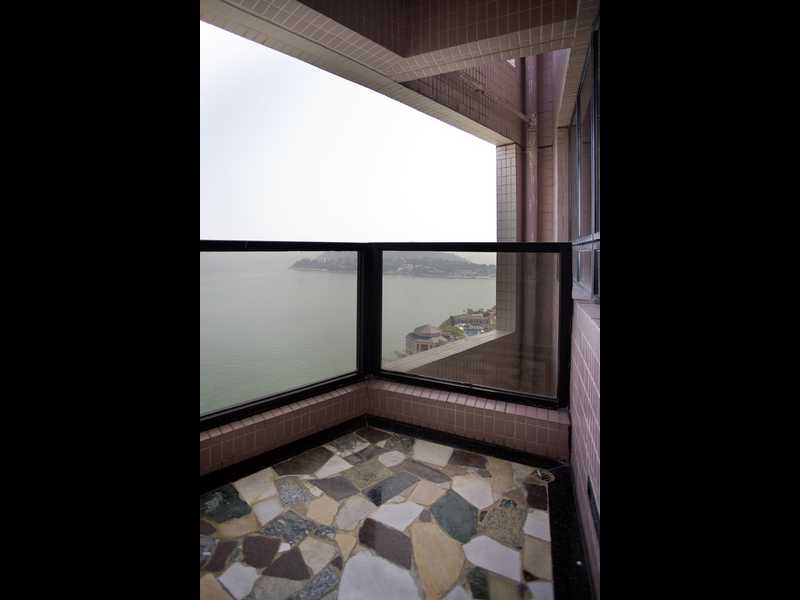 https://img.propertyraptor.com/cdn-cgi/imagedelivery/KD5bF_AFL0JDTbKLWF7z9g/ap8/ap8_001/hornet/prp/img/1fc32389447c0d7fc19a154ba2018f6d.jpg/public