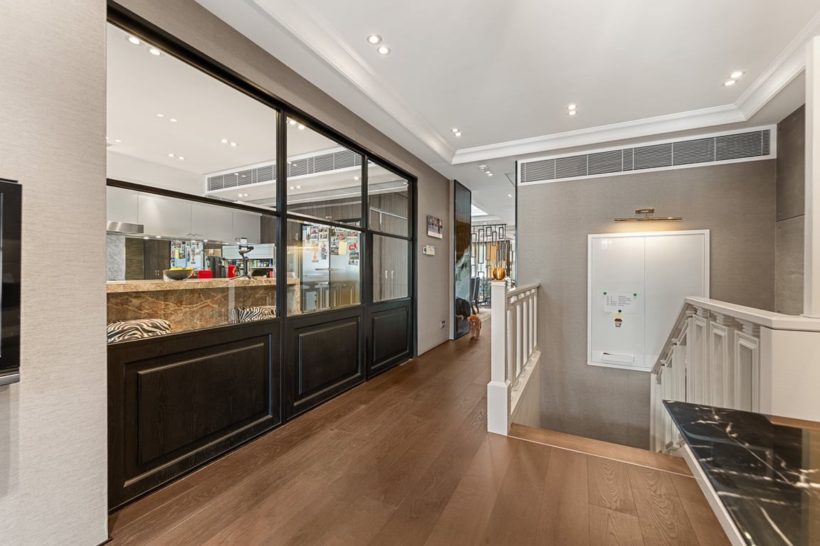 https://img.propertyraptor.com/cdn-cgi/imagedelivery/KD5bF_AFL0JDTbKLWF7z9g/ap8/ap8_001/hornet/prp/img/1fe452cb49751956238ac0526c9fbc6e-wtm.jpg/public