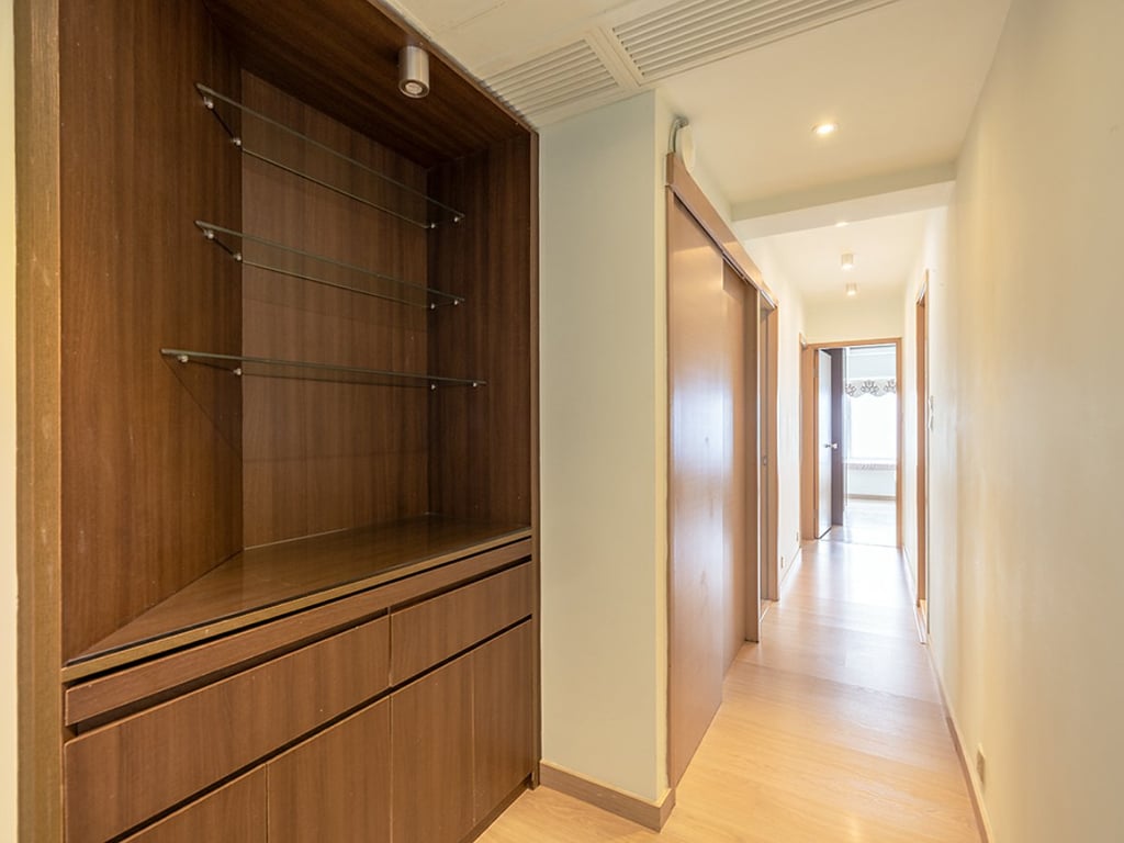 https://img.propertyraptor.com/cdn-cgi/imagedelivery/KD5bF_AFL0JDTbKLWF7z9g/ap8/ap8_001/hornet/prp/img/20308ad15cc7d7a99d7c82f0bc42d2f9.jpg/public