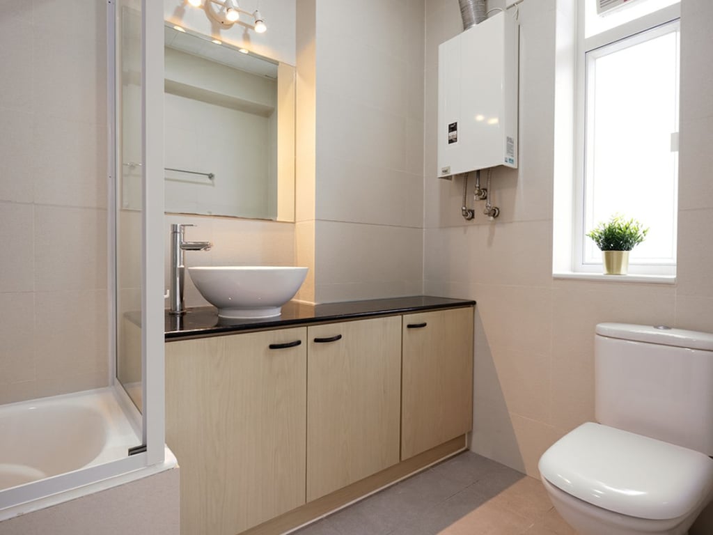 https://img.propertyraptor.com/cdn-cgi/imagedelivery/KD5bF_AFL0JDTbKLWF7z9g/ap8/ap8_001/hornet/prp/img/209049429dd57053520de0d1afc3d38b.jpg/public