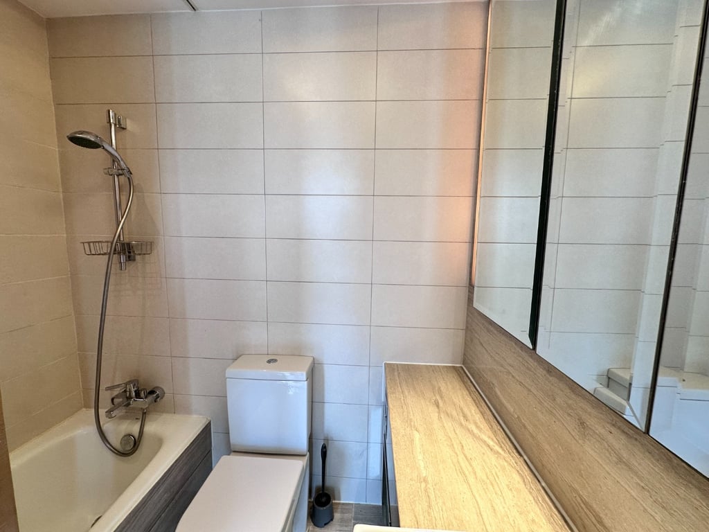 https://img.propertyraptor.com/cdn-cgi/imagedelivery/KD5bF_AFL0JDTbKLWF7z9g/ap8/ap8_001/hornet/prp/img/20a8783e0b734609b8e6583221a0ada6-wtm.jpg/public